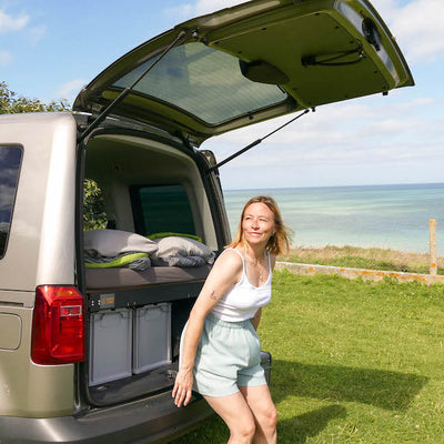 VW Caddy mit Campingbett.