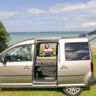 Caddy aufm Campingplatz am Meer.