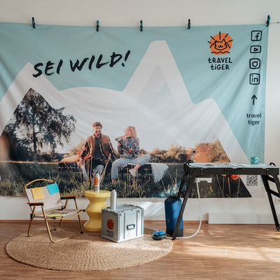 Showroom photo: Camping kitchen stands in front of a large mood banner.