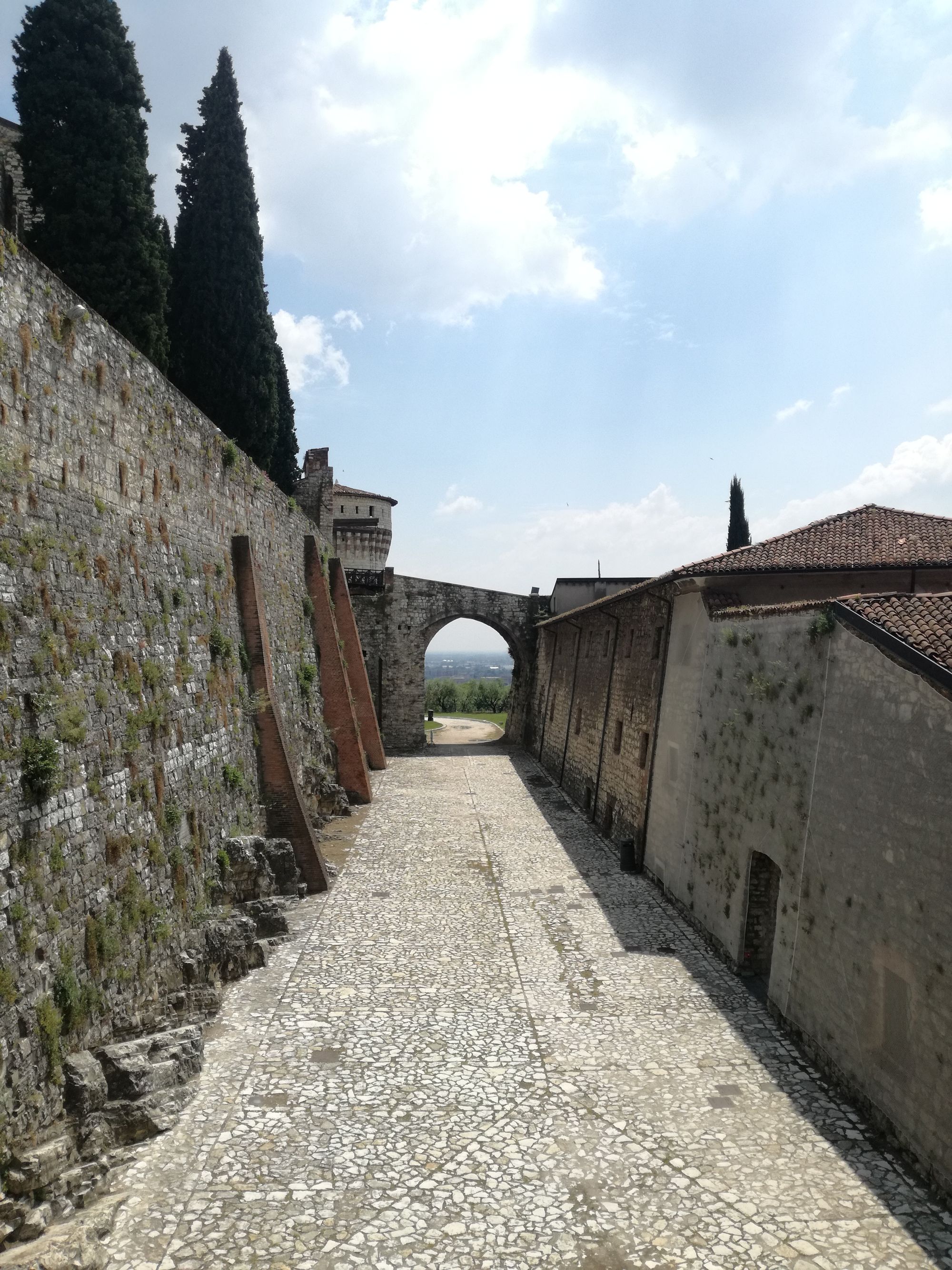 Alte Steinmauern in Brescia. 