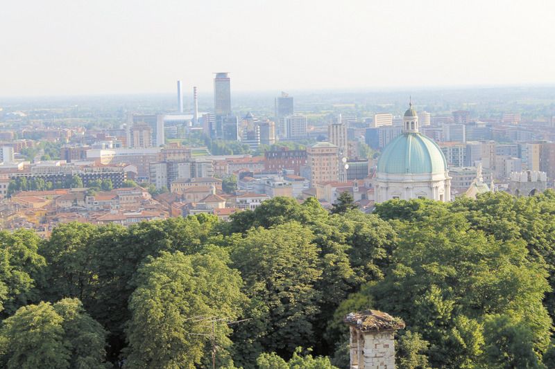 Aussichtspunkt mit Blick über die Dächer der Stadt Brescia.