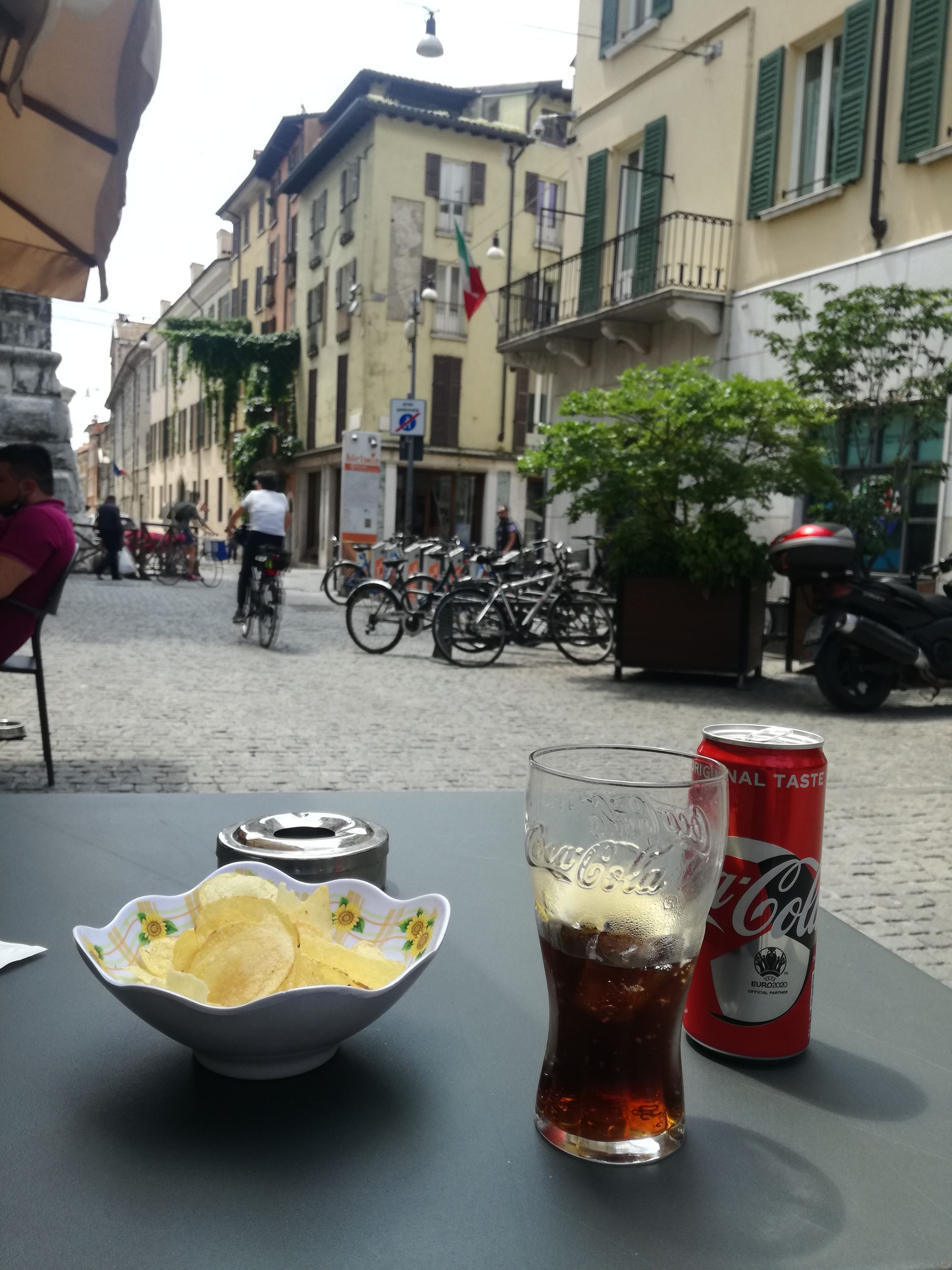 Nahaufnahme einer Schale mit Chips und eine Cola in einem Café in der Innenstadt. 