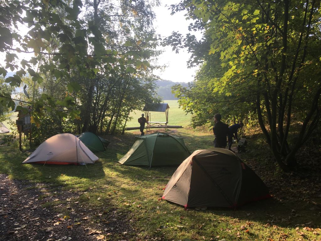 Drei Zelte auf einer Wiese – Trekkingplatz in der Säschischen Schweiz.