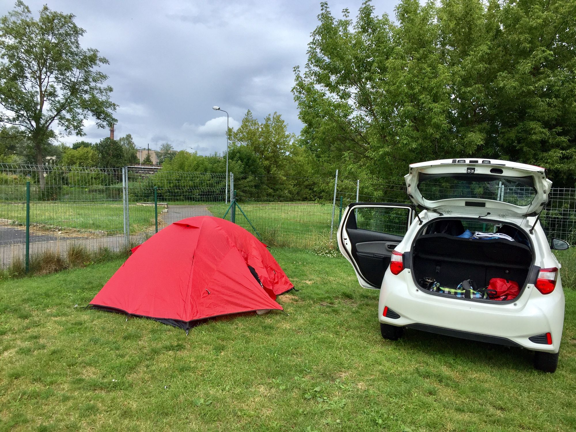 Der Mietwagen und mein rotes Trekkingzelt auf dem City Camping Riga Platz