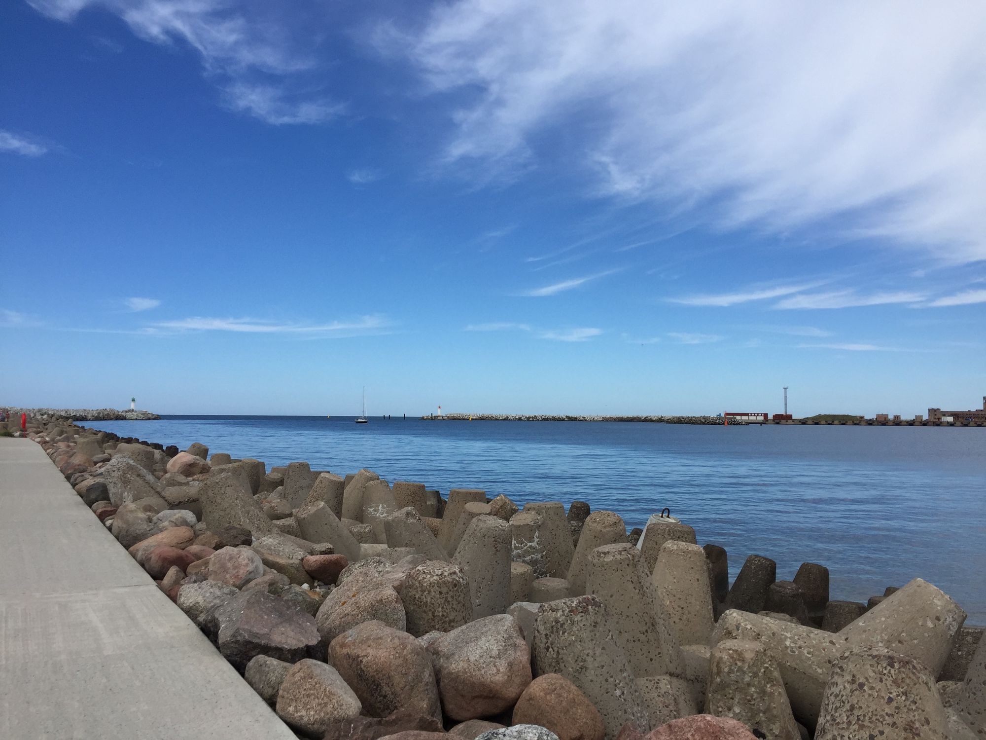 Der Hafen von Ventspils mit Blick auf die Ostsee