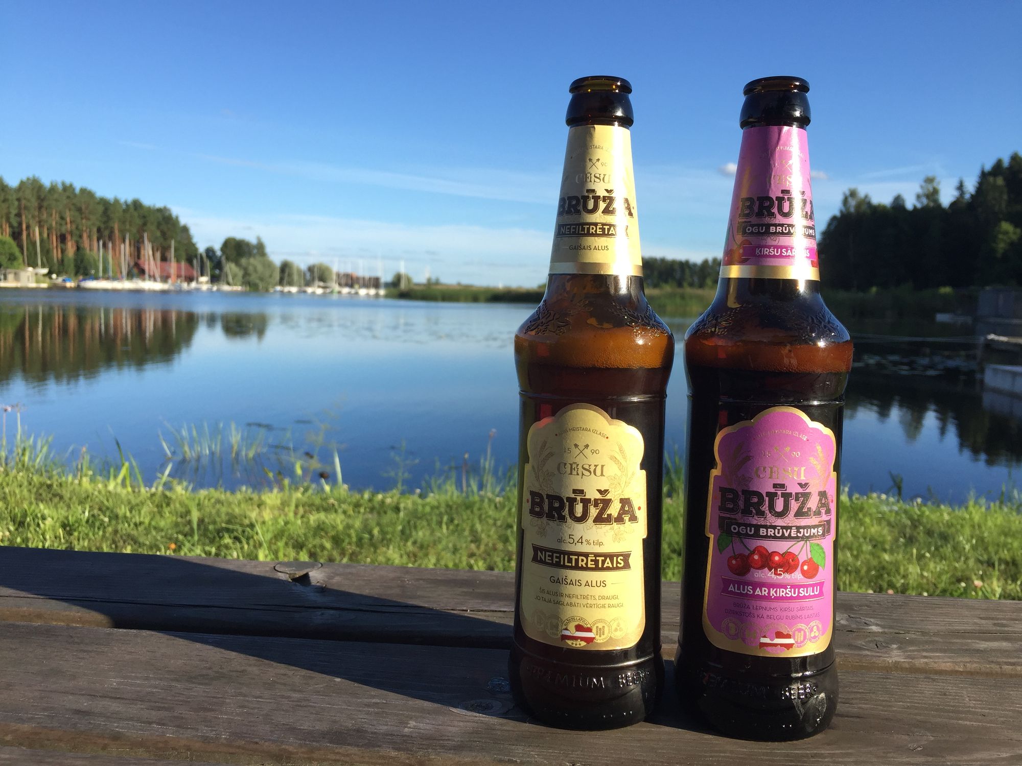 Lettische Biersorten (Kirsch und Lager) am See Usma