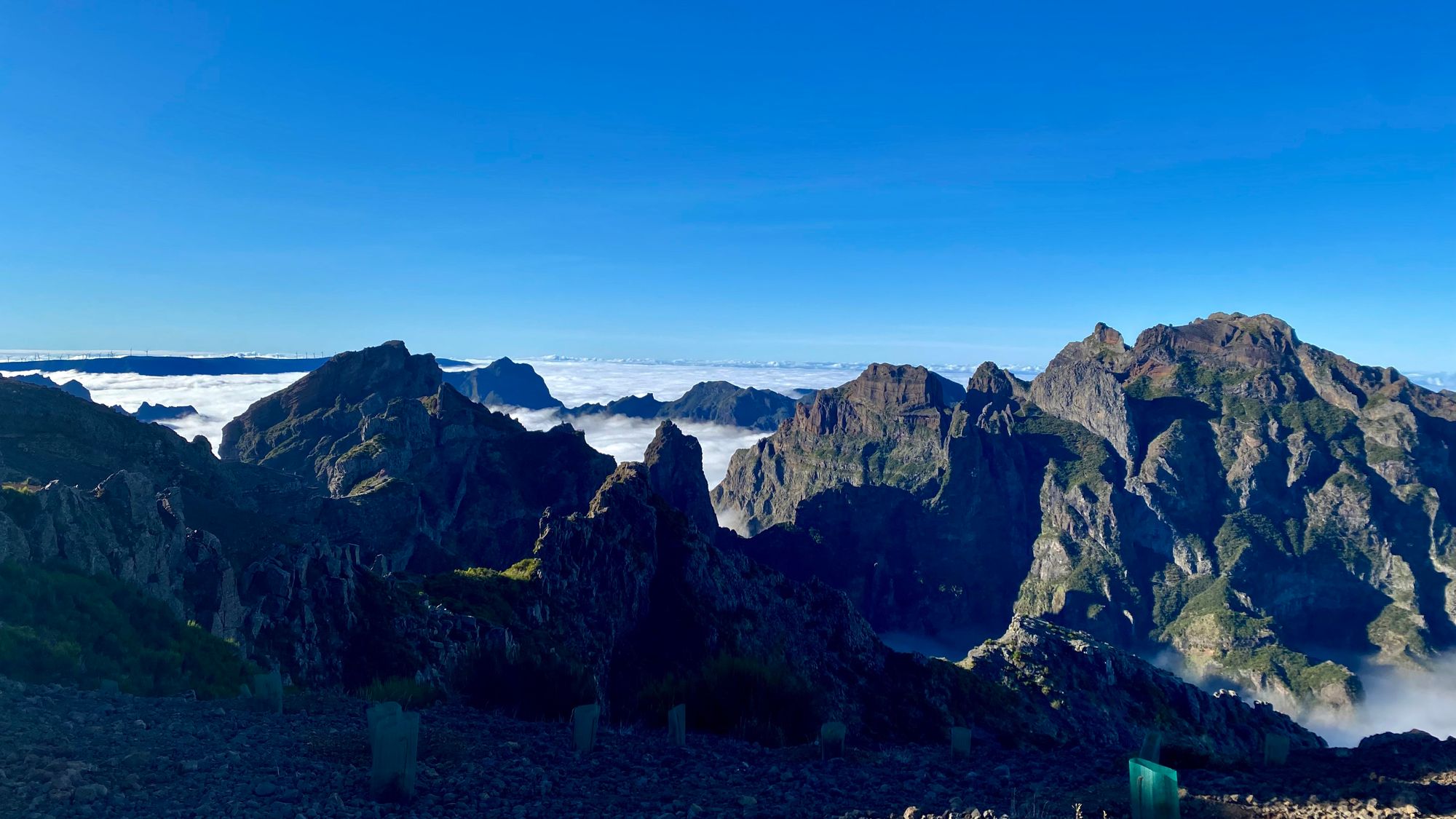 Blick über die drei hoechsten Berge Madeiras