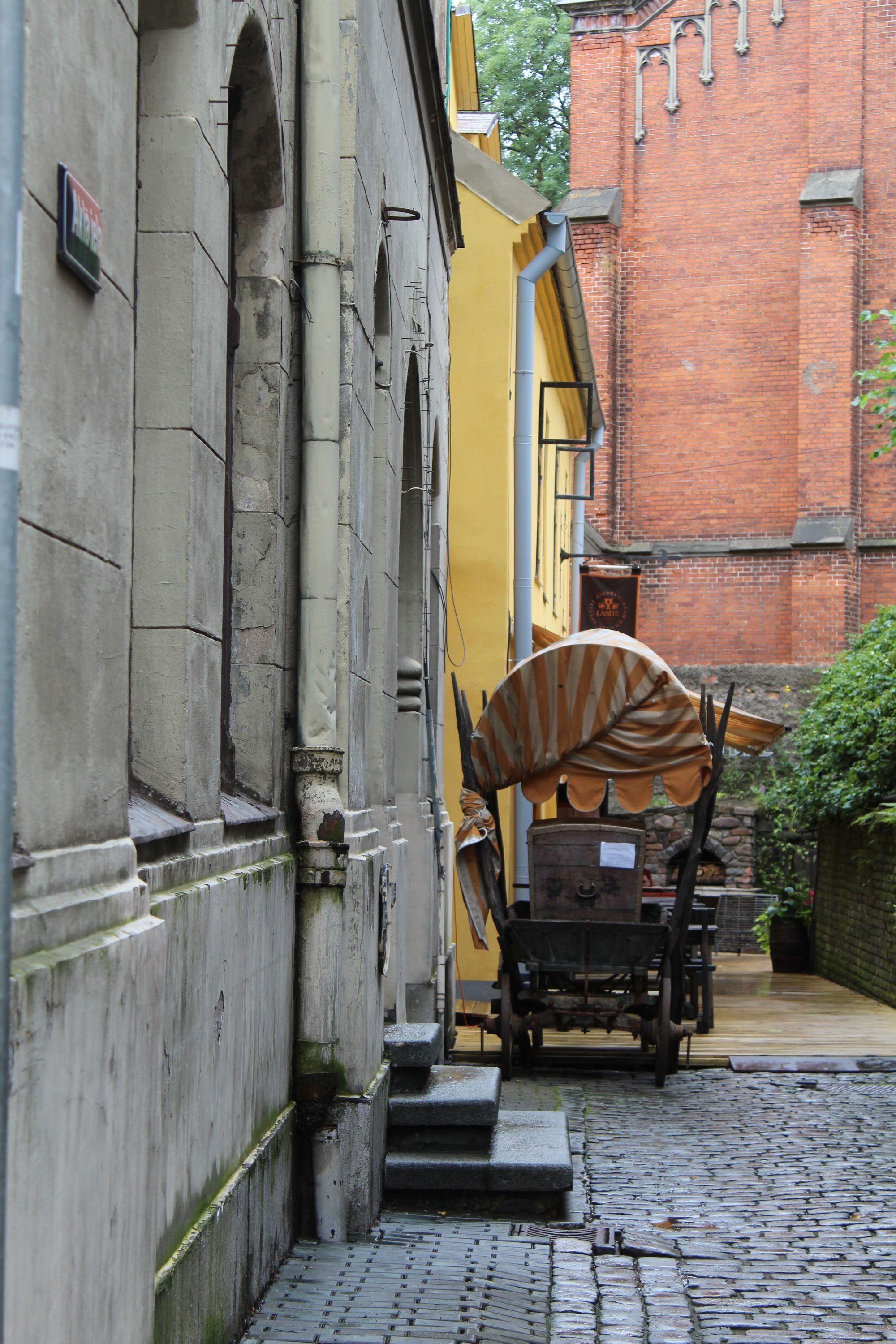 Gasse mit altem Pferdewagen in der Altstadt von Riga