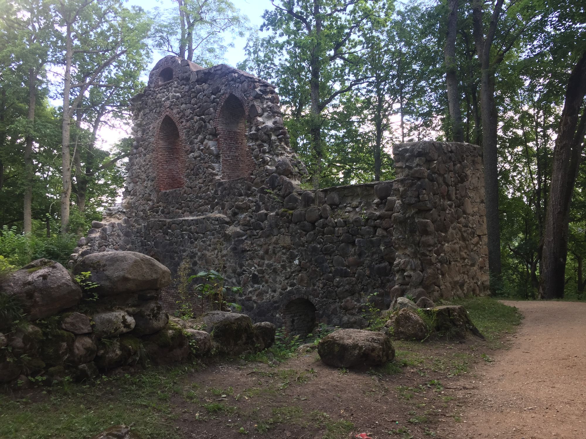 Runie einer Burg im Wald im Gauja-Tal