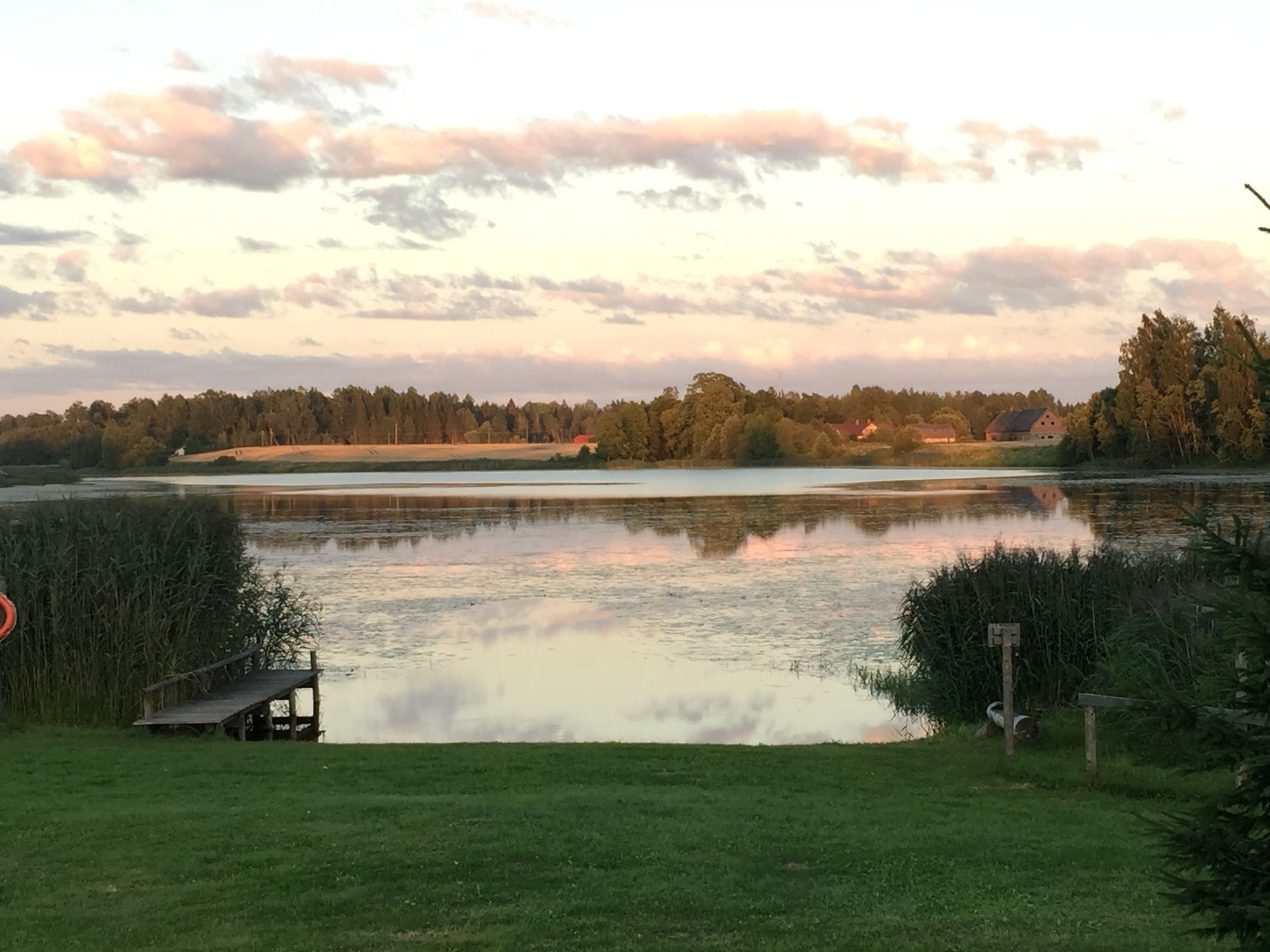Blick auf den See bei Lakeside Camping Sigulda bei Sonnenuntergang