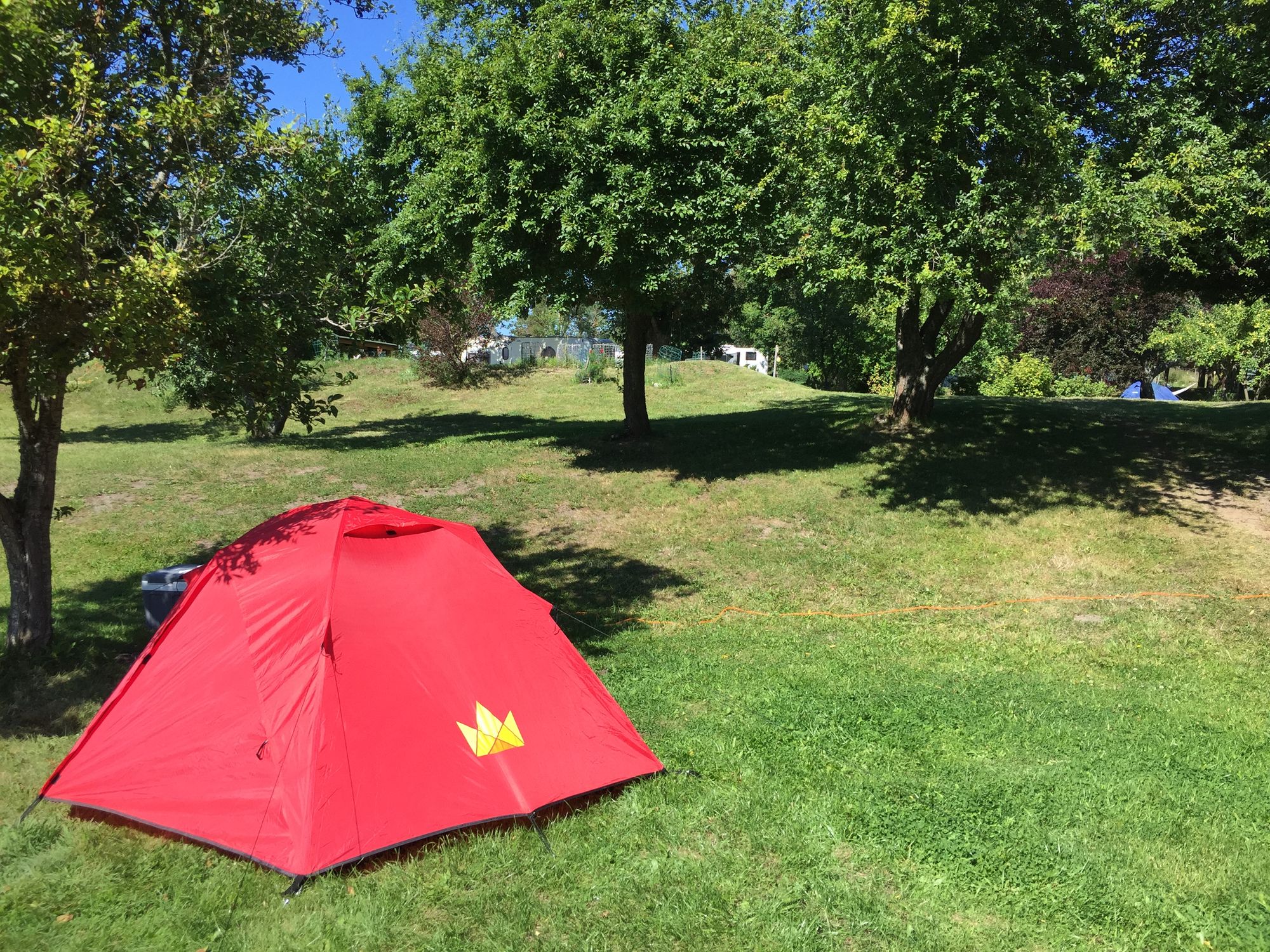 Rotes Zelt im Obstgarten von Camping Rugumi