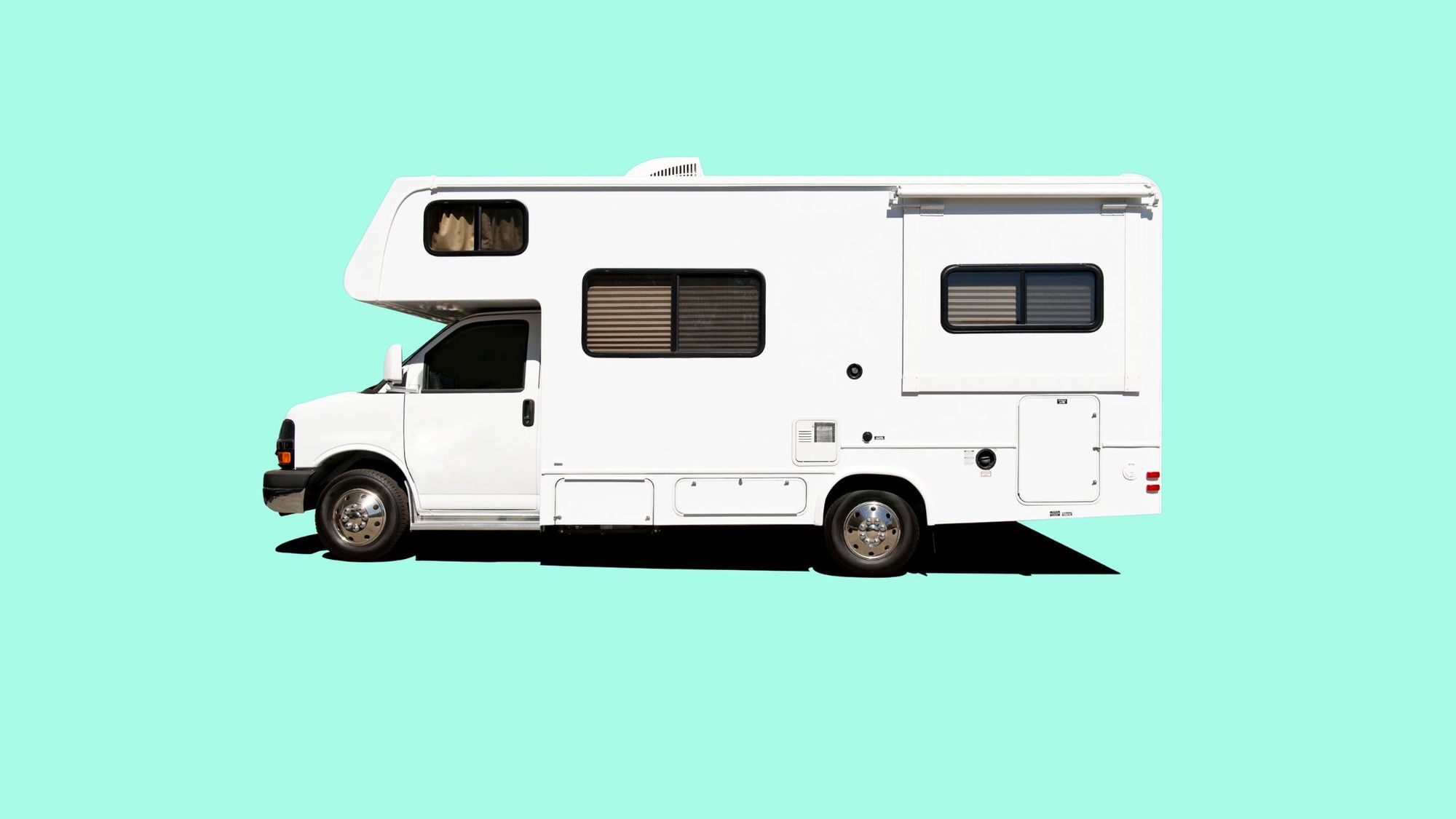 Ein Wohnmobil mit Alkoven.