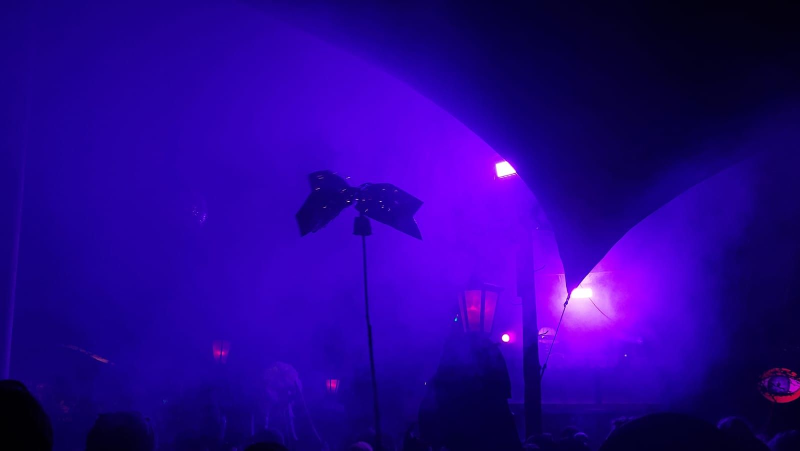 Vernebelte Technobühne auf einem Festival.