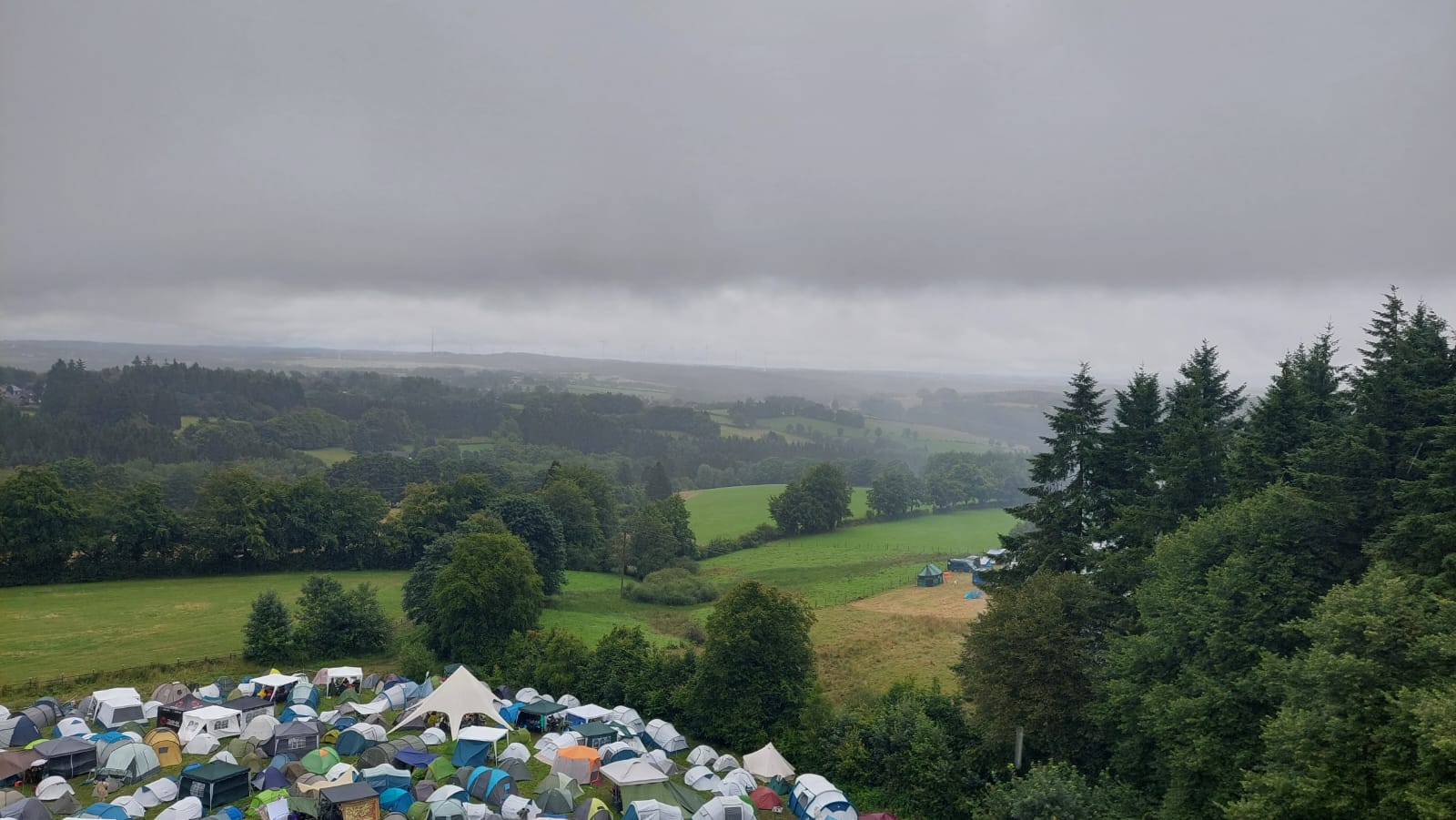 Blick auf Festivalgelände in der Eifel.