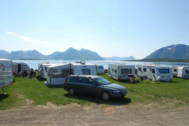 Campingplatz mit Bergpanorama in voller Bandbreite.