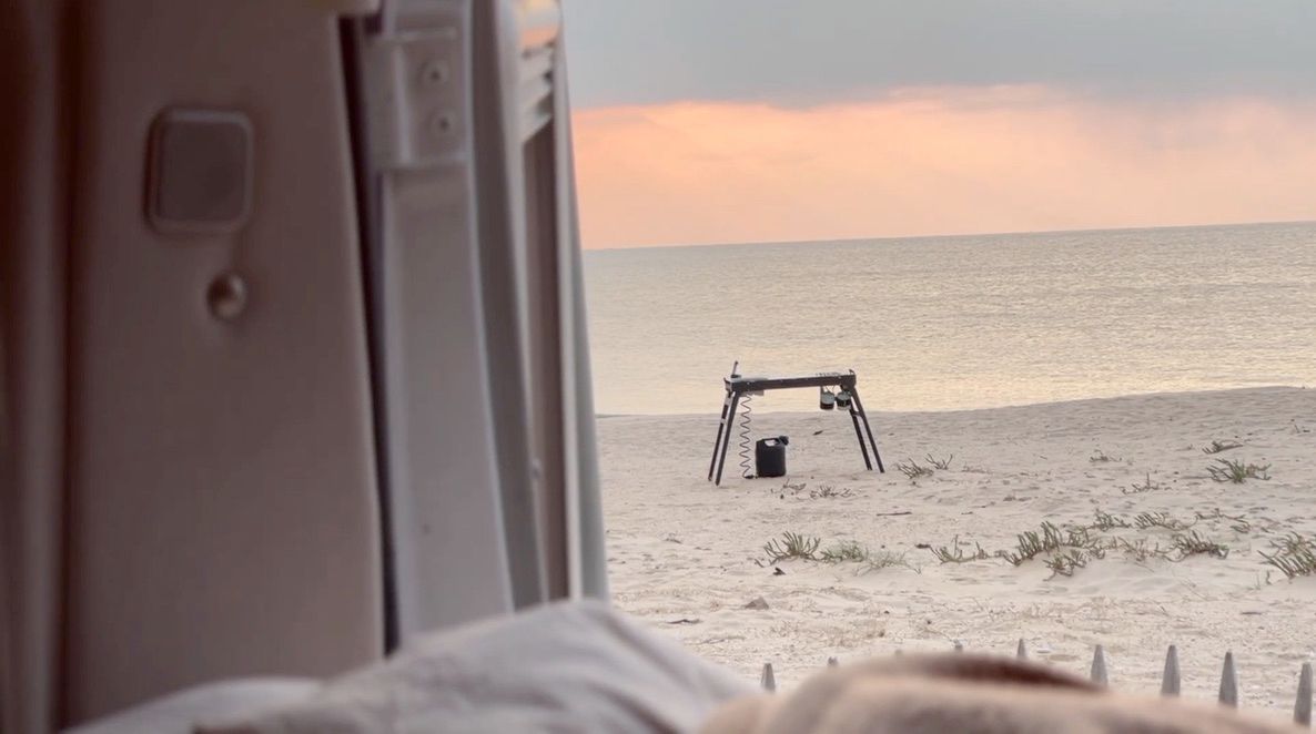 Der Blick aus dem offenen Womo - direkt aufs Meer bei Sonnenuntergang. 