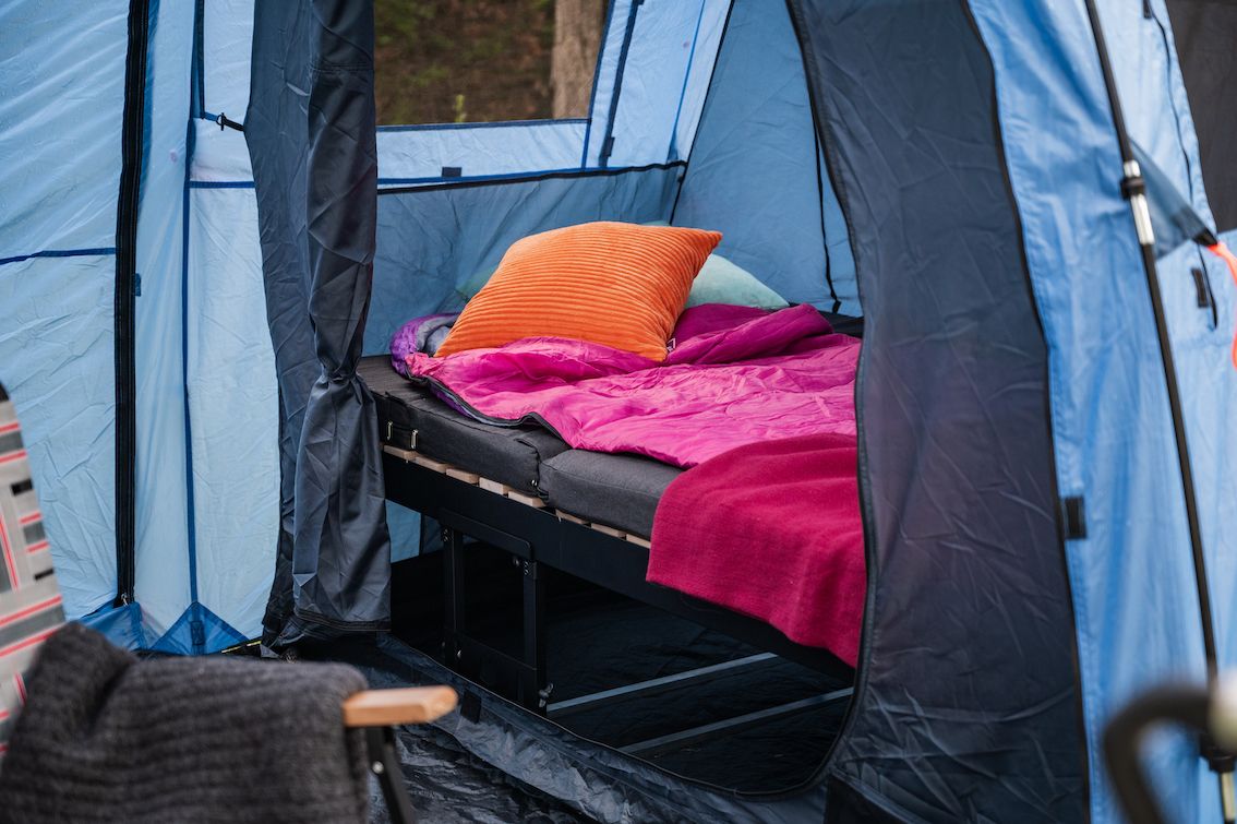 Produktfoto von Campingbett im Zelt.