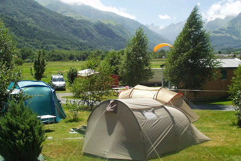 Bild von einem Campingplatz in den Bergen.