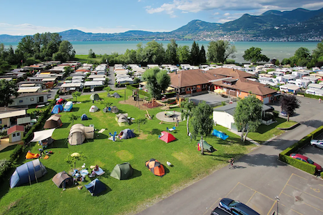 Vogelperspektive auf Campingplatz in der Schweiz.