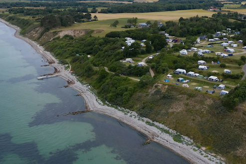 Luftaufnahme von Campingplatz am Meer.