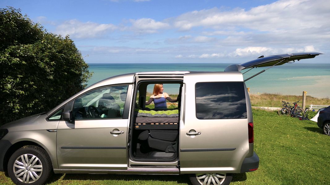 Caddy steht auf. Campingplatz mit Meerblick.