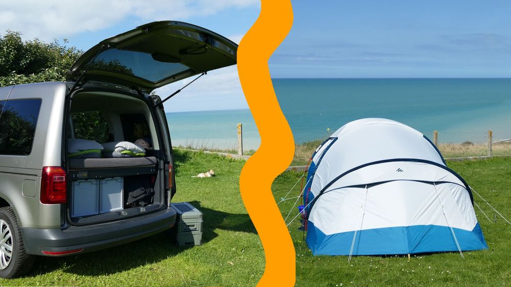 Ein zweigeteiltes Bild: Links eine offene Heckklappe von einem VW Caddy. Rechts ein weißes Zelt.