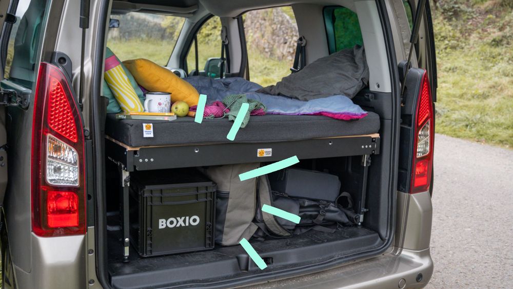 Offener Kofferraum eines Minicampers mit Boxio Campigntoilette.