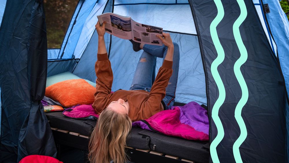Moodbild von Marie auf dem Campingbett im Zelt. 