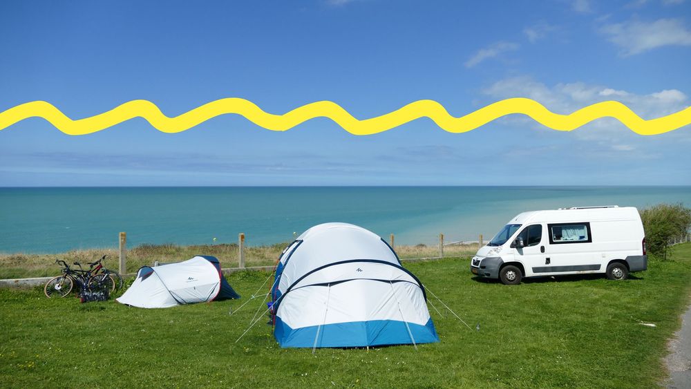 Campingplatz mit Zelt und Transporter direkt mit Blick aufs Meer.