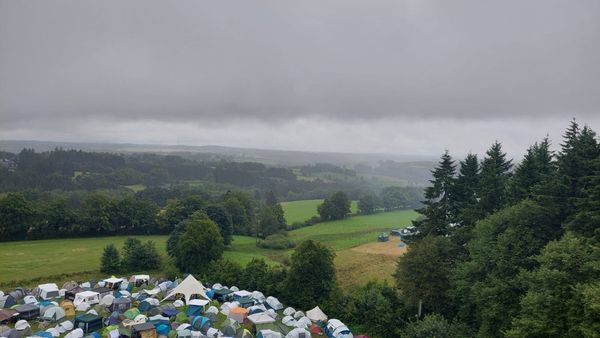Blick auf Festivalgelände in der Eifel.