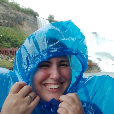 Profilfoto von Lindsay in einem blauen Regencape.