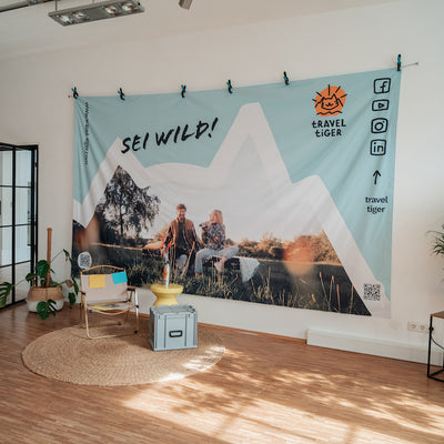 Showroom-Foto: Großes Mood Banner an der Wand, Pflanzen und ein Campingstuhl.