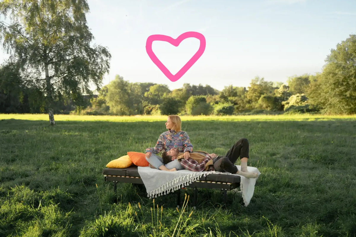 Moodbild vom Campingbett im Freien.